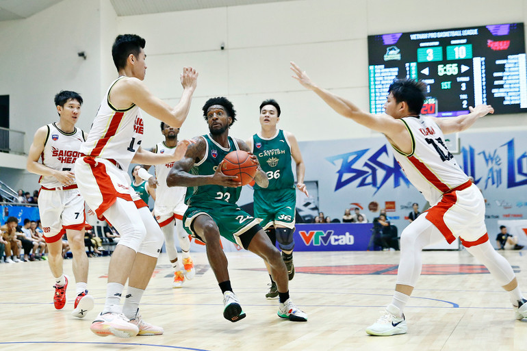 Brachon Griffin xâm nhập khu vực vòng trong Saigon Heat. Brachon Griffin xâm nhập khu vực vòng trong Saigon Heat.