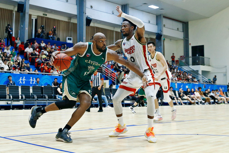 DeAngelo Hamilton tấn công vị trí Hassan Thomas. DeAngelo Hamilton tấn công vị trí Hassan Thomas.