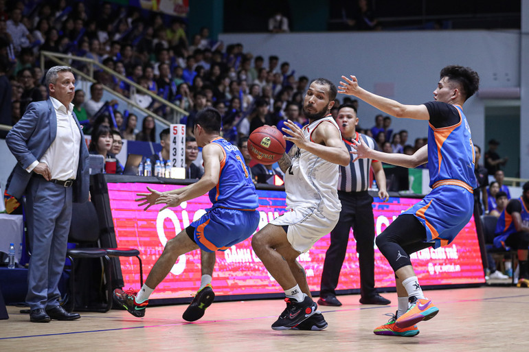 Jermaine Marrow bị theo kèm bởi Đinh Tiến Công. (Ảnh: VBA) Jermaine Marrow bị theo kèm bởi Đinh Tiến Công. (Ảnh: VBA)