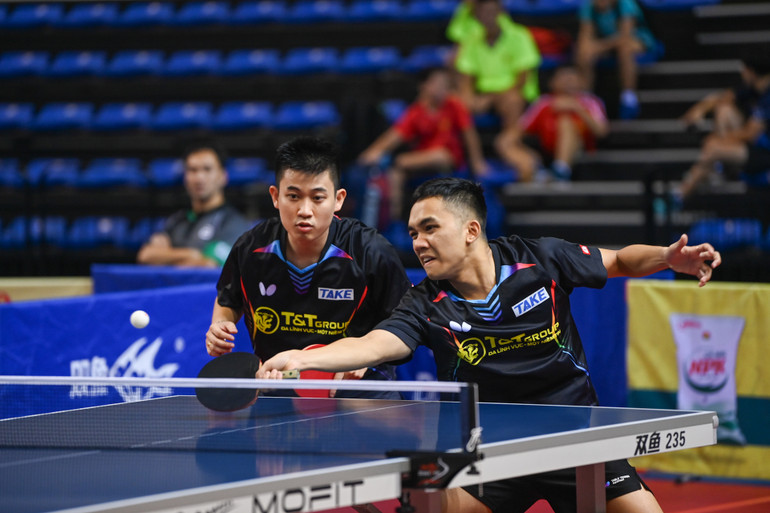 Tay vợt Đinh Anh Hoàng - Lê Đình Đức (Hà Nội T&T) vượt qua cặp đôi Hải Dương - Long Hải tại vòng 1/16 với tỷ số 3-2.