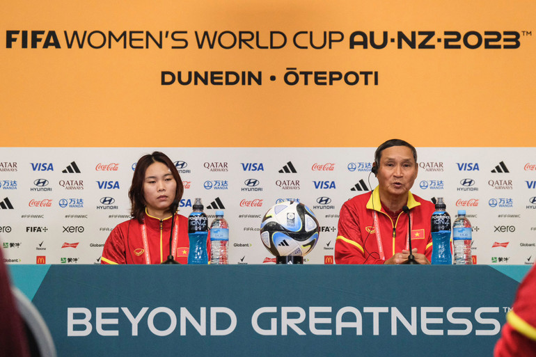 Huấn luyện viên trưởng Mai Đức Chung và cầu thủ Hải Yến tại buổi họp báo. (Ảnh: VFF)