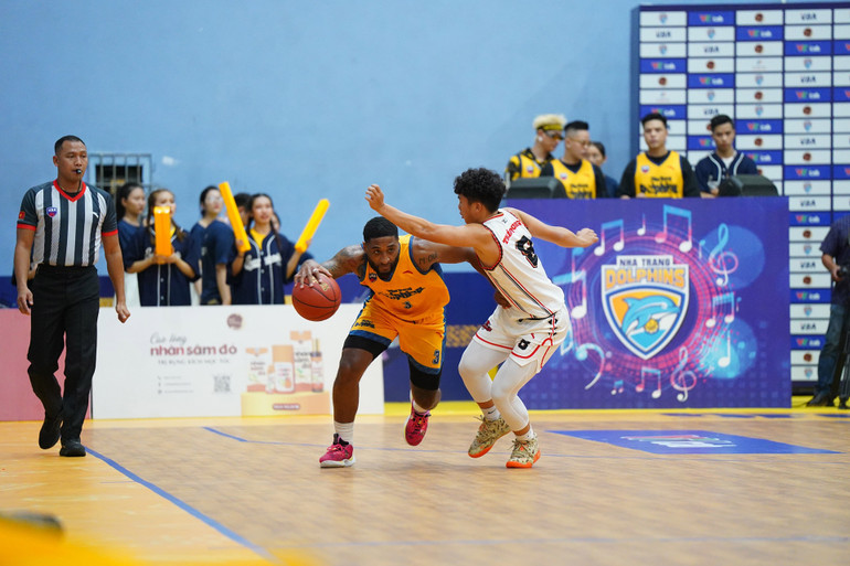 Madarious Gibbs dẫn bóng phản công.