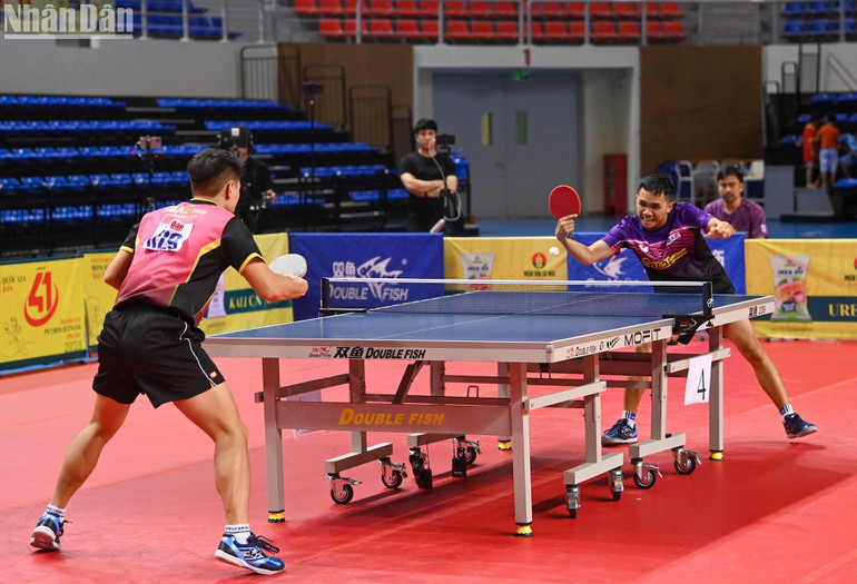 Đinh Anh Hoàng lép vế trước đàn anh Anh Tú.