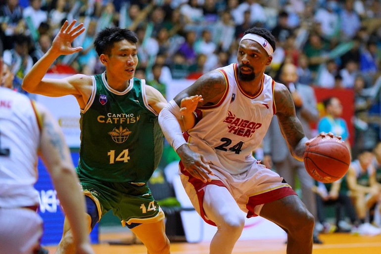 Kentrell Barkley (áo trắng) dẫn bóng đối đầu Lê Ngọc Tú.