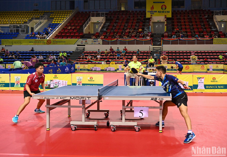 Tay vợt Nguyễn Anh Tú (phải) cho thấy phong độ bền bỉ qua từng năm. Tay vợt Nguyễn Anh Tú (phải) cho thấy phong độ bền bỉ qua từng năm.