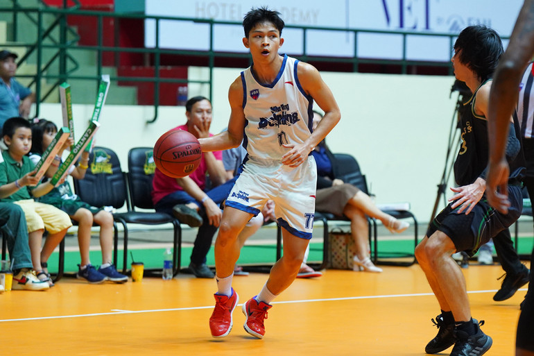 Nguyễn Hoàng Phúc cầm bóng đối đầu các cầu thủ Cantho Catfish.