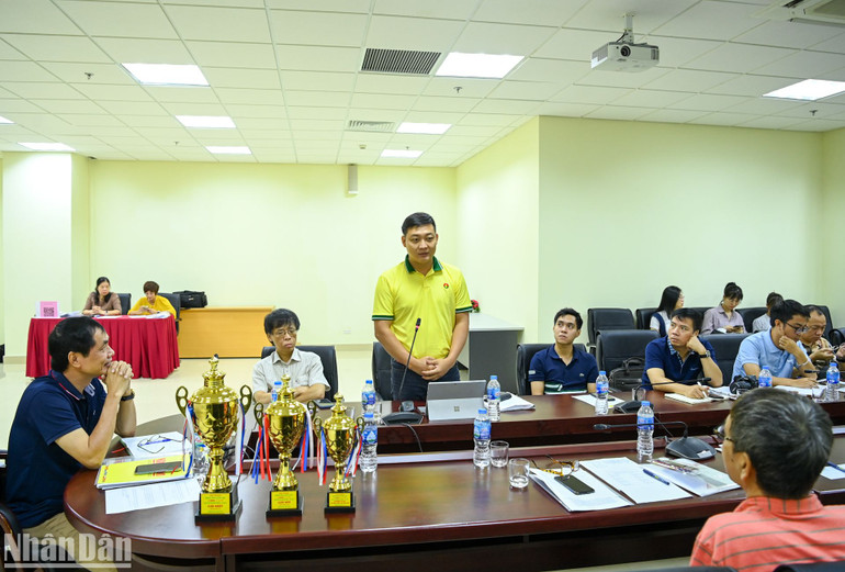 Đại diện nhà tài trợ Công ty cổ phần Phân bón Dầu khí Cà Mau Võ Tường Huy phát biểu tại buổi họp báo. (Ảnh: DUY LINH)