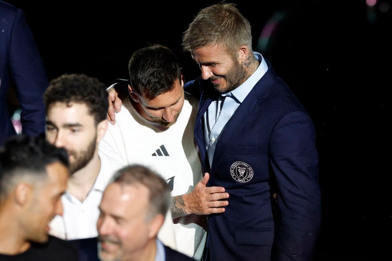 Cái ôm của Messi với David Beckham. Cách đây 16 năm, Beckham cũng tạo cơn sốt tương tự khi gia nhập LA Galaxy của Mỹ.