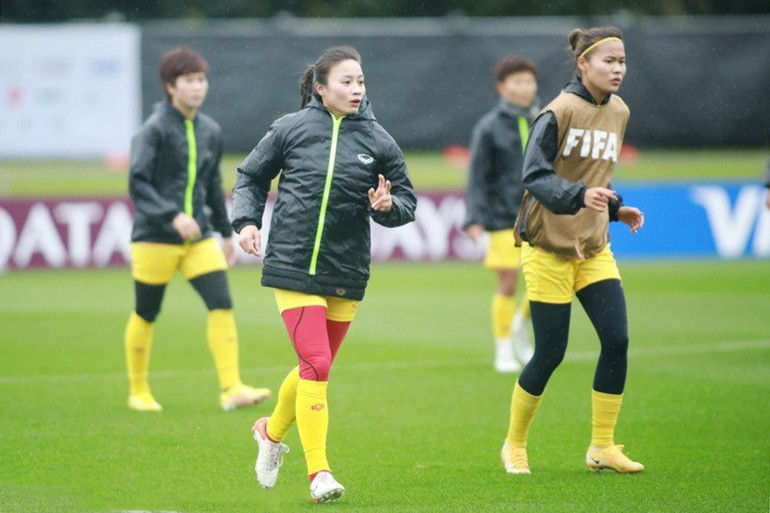 Trước đối thủ mạnh, đội tuyển nữ Việt Nam tập trung các bài tập cố định, phòng ngự và phản công nhanh.