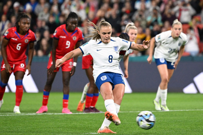 Stanway cần tới 2 lần sút 11m mới ghi bàn vào lưới đội tuyển nữ Haiti. (Ảnh: Getty)