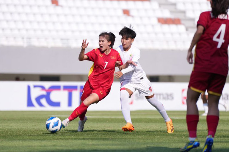 U19 nữ Myanmar (áo trắng) có bàn thắng mở tỷ số ở phút thứ 10.