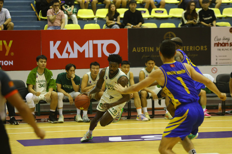 Brachon Griffin dẫn bóng tốc độ từ góc 0 độ. (Ảnh: VBA)