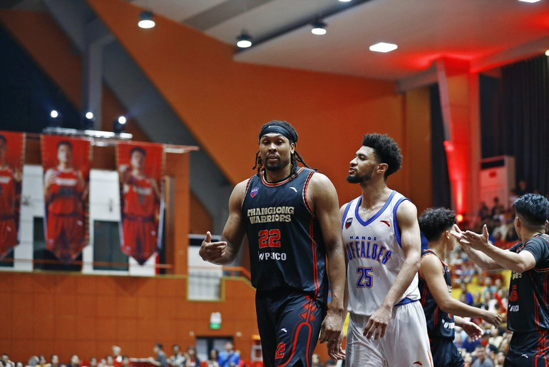 John Fields từ chối lời khiêu khích từ Udun Osakue.