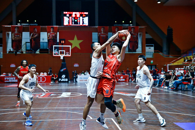 Phạm Nhật Thái Quang (áo đỏ) bị Nguyễn Anh Kiệt truy cản.