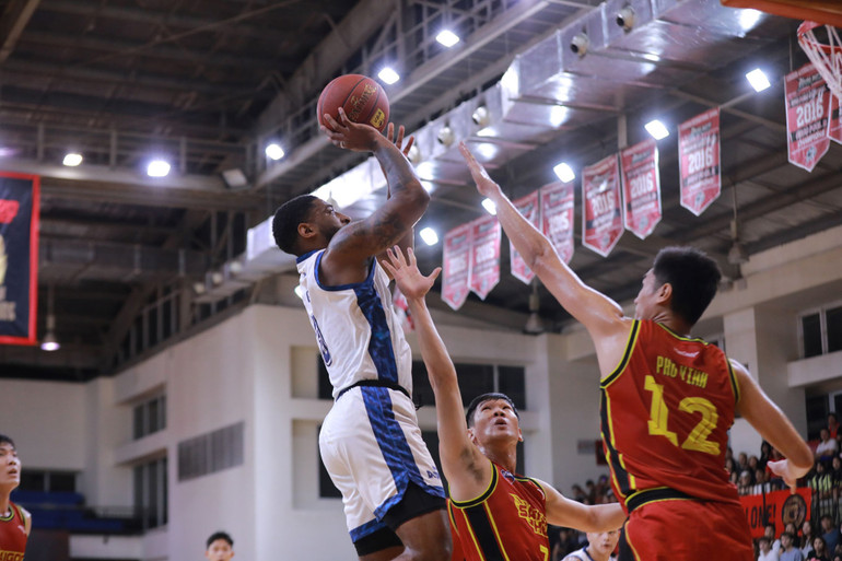 Madarious Gibbs dứt điểm với tình huống fadeaway. (Ảnh: VBA)