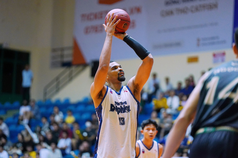 Robert Sampson ném phạt.