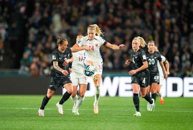 Ada Hegerberg - ngôi sao từng giành Quả bóng Vàng thế giới của Na Uy gặp nhiều khó khăn trước các hậu vệ New Zealand. (Ảnh: Getty).