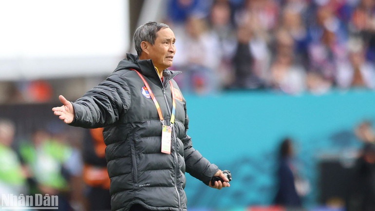 Huấn luyện viên Mai Đức Chung cần mẫn với đội tuyển nữ Việt Nam tại World Cup nữ 2023. (Ảnh: Đức Đồng)