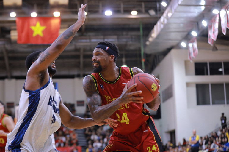 Kentrell Barkley (áo đỏ) vượt qua Madarious Gibbs trở thành Cầu thủ xuất sắc nhất trận. (Ảnh: VBA)