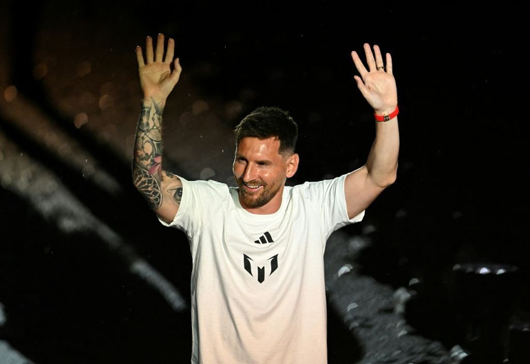 Khoảnh khắc được chờ đợi đã tới khi Messi bước ra trong những tràng vỗ tay không ngớt.