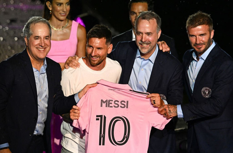 Messi nhận chiếc áo số 10 từ Jorge Mas, Jose Mas và David Beckham - 3 chủ sở hữu của CLB Inter Miami.