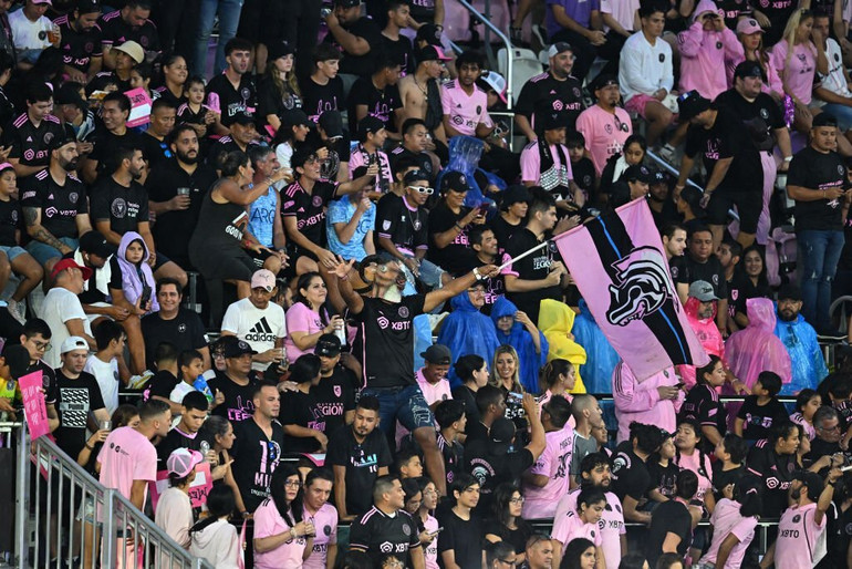 Khán đài sân vận động DRV PNK được lấp kín.