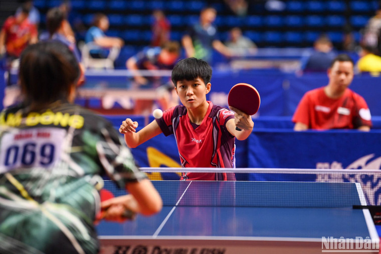 Tay vợt Bùi Ngọc Lan (Hải Dương 1) cùng các đồng đội vượt qua Lâm Đồng với tỷ số 3-1. (Ảnh: DUY LINH)