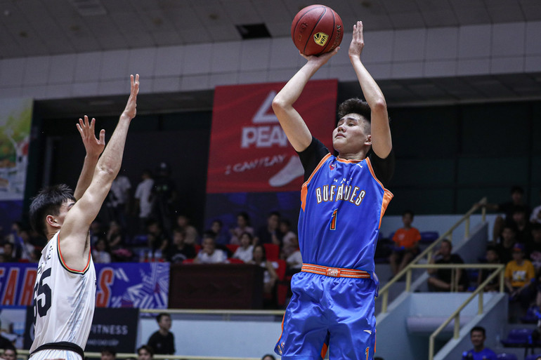 Đinh Tiến Công ném 3 điểm. (Ảnh: VBA) Đinh Tiến Công ném 3 điểm. (Ảnh: VBA)