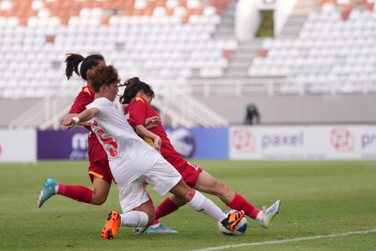 U19 nữ Việt Nam có bàn gỡ hòa quan trọng cuối hiệp 1.