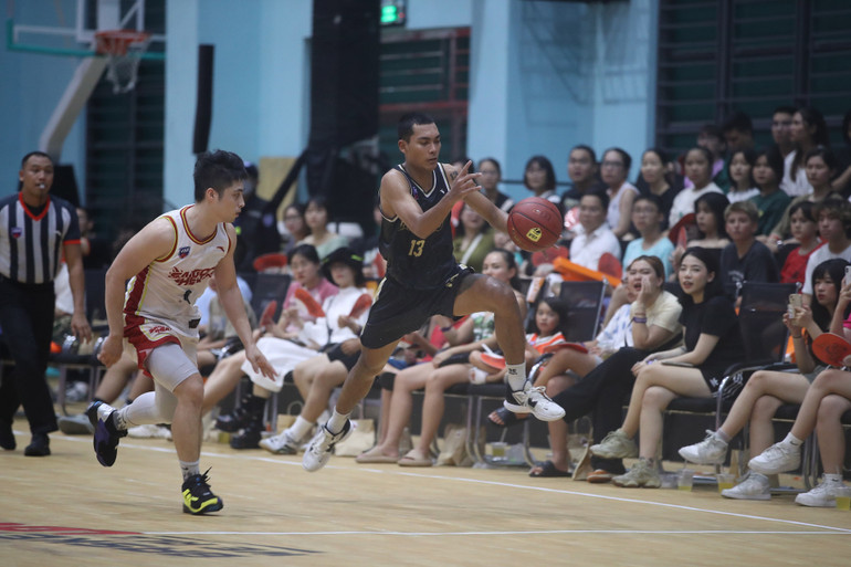 Nguyễn Anh Kiệt dẫn bóng phản công. (Ảnh: VBA)