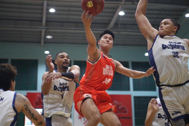 Dương Đức Trí dứt điểm trong vòng vây Nha Trang Dolphins. Dương Đức Trí dứt điểm trong vòng vây Nha Trang Dolphins.