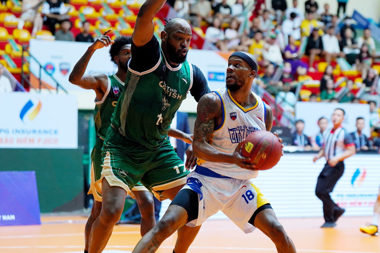 Jeremy Smith (áo trắng) giành danh hiệu Cầu thủ xuất sắc nhất trận.