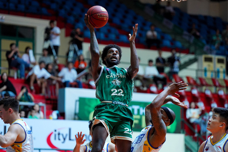 Brachon Griffin dứt điểm cận rổ.