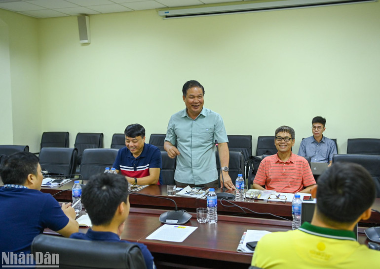 Giám đốc Trung tâm Huấn luyện và Thi đấu thể dục thể thao tỉnh Quảng Ninh Dương Bá Cường phát biểu tại buổi họp báo. (Ảnh: DUY LINH)