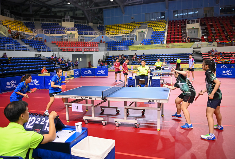 Các vận động viên bước vào tranh tài nội dung thi đấu đôi nam, đôi nữ, đôi nam nữ tại Giải vô địch bóng bàn quốc gia Báo Nhân Dân lần thứ 41.