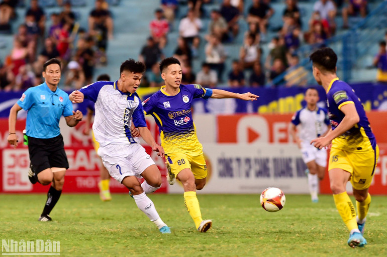 Hai đội không thể tìm thấy bàn thắng trong hiệp 1. (Ảnh: TRẦN HẢI)