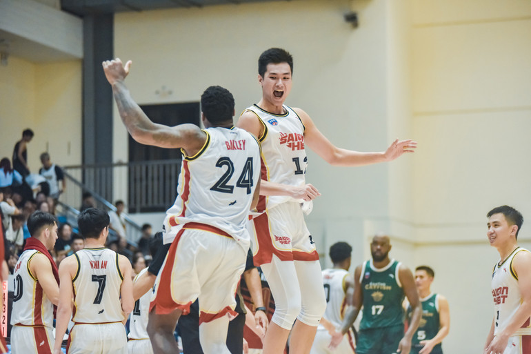 Phú Vinh tỏa sáng đúng lúc góp công vào chiến thắng của Saigon Heat. Phú Vinh tỏa sáng đúng lúc góp công vào chiến thắng của Saigon Heat.