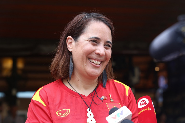 Đại sứ New Zealand tại Việt Nam, bà Tredene Dobson mặc áo đội tuyển Việt Nam để cổ vũ.