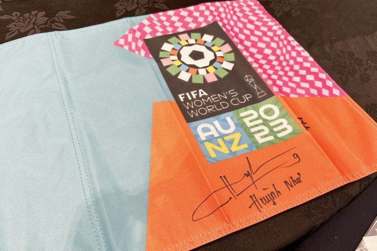 Lá cờ thi đấu của đội tuyển nữ Việt Nam với chữ ký của đội trưởng Huỳnh Như. (Ảnh: VFF)