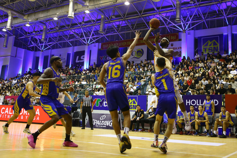 Với sức mạnh của hai ngoại binh, Hà Nội Buffaloes dễ dàng kéo giãn khoảng cách về điểm.