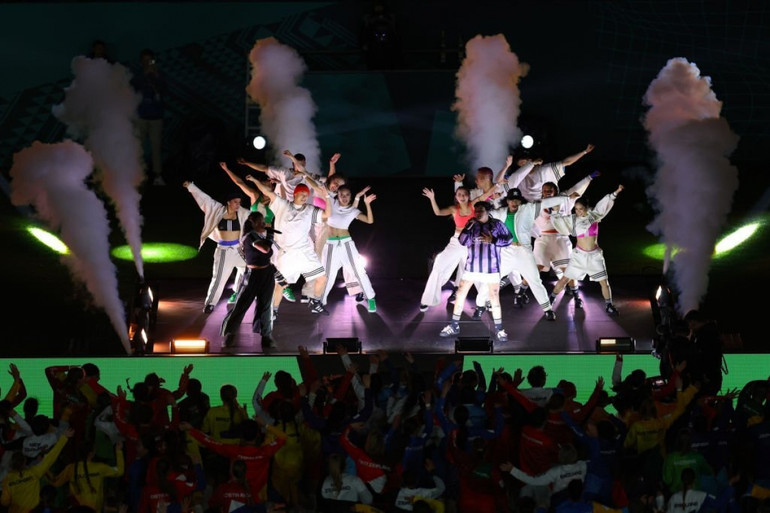 Mallrat và Benee biểu diễn tại sân khấu Lễ khai mạc. (Ảnh: Getty)