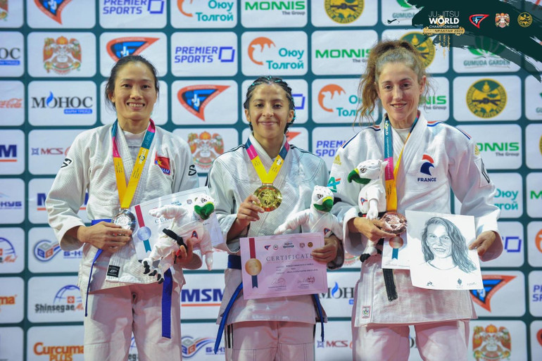 Vận động viên Phùng Thị Huệ giành Huy chương Bạc, hạng cân 45kg.