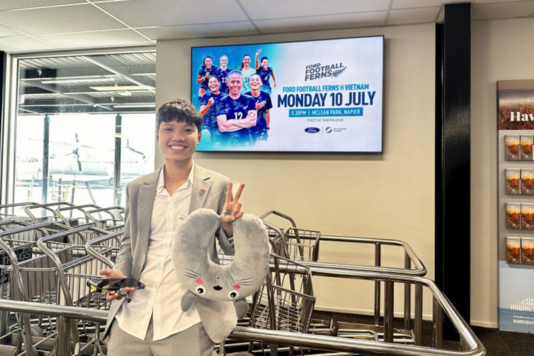 Vũ Thị Hoa vui vẻ chụp hình cùng thông báo trận giao hữu giữa đội tuyển nữ New Zealand và Việt Nam. (Ảnh: VFF)