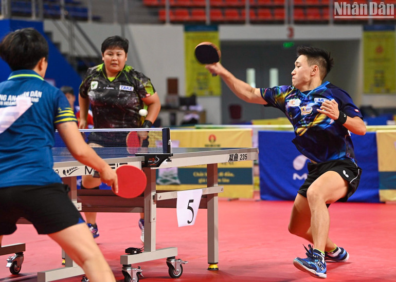 Nguyễn Anh Tú và Mai Hoàng Mỹ Trang suýt bị loại ở bán kết đôi nam nữ.