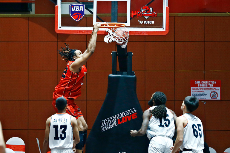 John Fields úp rổ trước mặt dàn cầu thủ Danang Dragons.