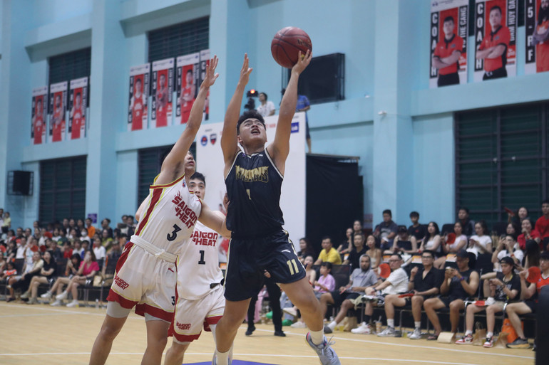 Nguyễn Đình Quang Tú đột phá để lên rổ. (Ảnh: VBA)