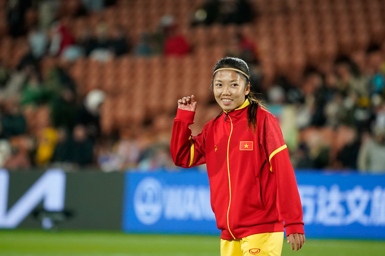 Đội trưởng Huỳnh Như tươi tắn trước trận đấu.