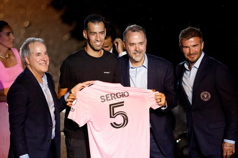 Cũng trong buổi lễ, Inter Miami cho ra mắt một tân binh khác. Đó là tiền vệ Sergio Busquets - người đồng đội cũ của Messi tại CLB Barca.