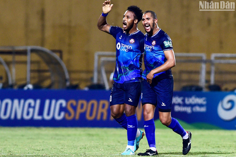 Ngoại binh Rafaelson (trái) mở tỷ số đưa Bình Định lên dẫn trước 1-0. (Ảnh: TRẦN HẢI)