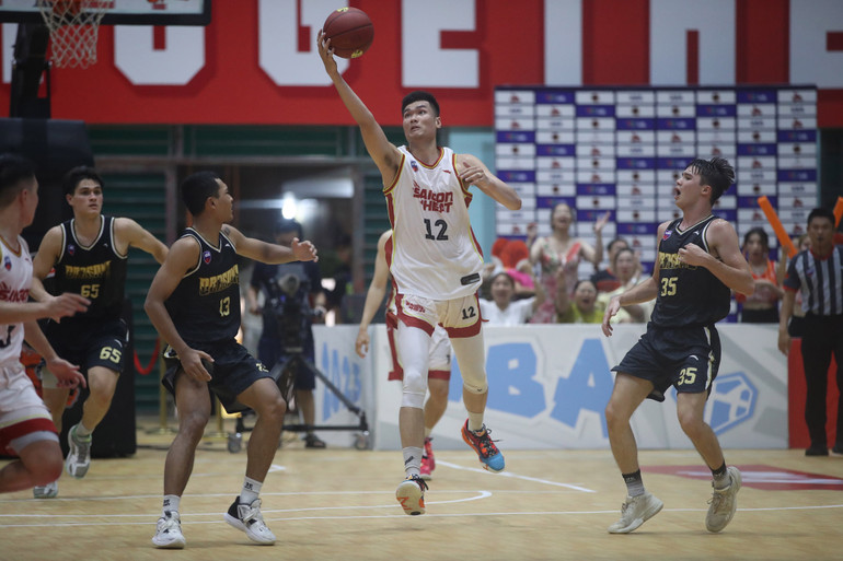 Nguyễn Huỳnh Phú Vinh trở thành cầu thủ nội đầu tiên đoạt danh hiệu Player of the game. (Ảnh: VBA)